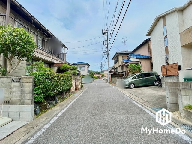 守山区桜坂2丁目の前面道路含む現地写真|戸建て住宅が並ぶ、暮らしやすさを感じる周辺環境