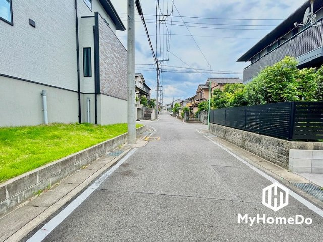 守山区桜坂2丁目の前面道路含む現地写真|穏やかな街並みが広がる、落ち着いた住環境です