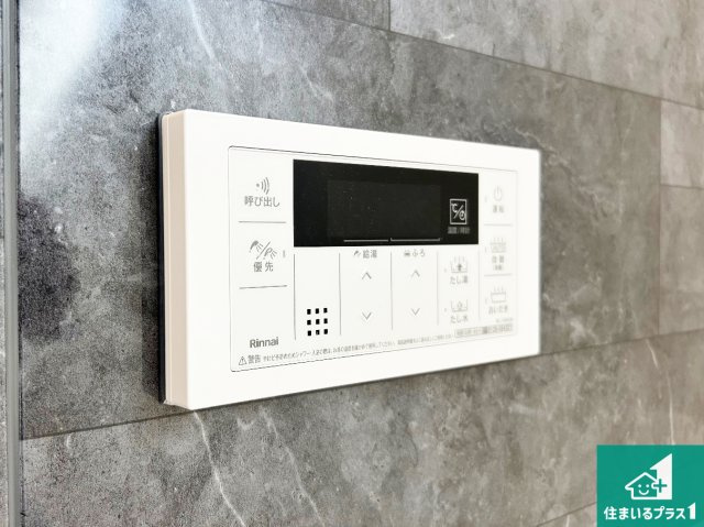 堺市南区赤坂台　第9期　新築一戸建てのキッチン|リビングと統一感があり、使い勝手のいいキッチン。広々としているので、二人並んで作業が出来ちゃいます。お子様と一緒に色々なお料理に挑戦できるスペースがあります。