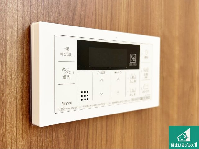 堺市南区赤坂台　第9期　新築一戸建てのキッチン|リビングと統一感があり、使い勝手のいいキッチン。広々としているので、二人並んで作業が出来ちゃいます。お子様と一緒に色々なお料理に挑戦できるスペースがあります。