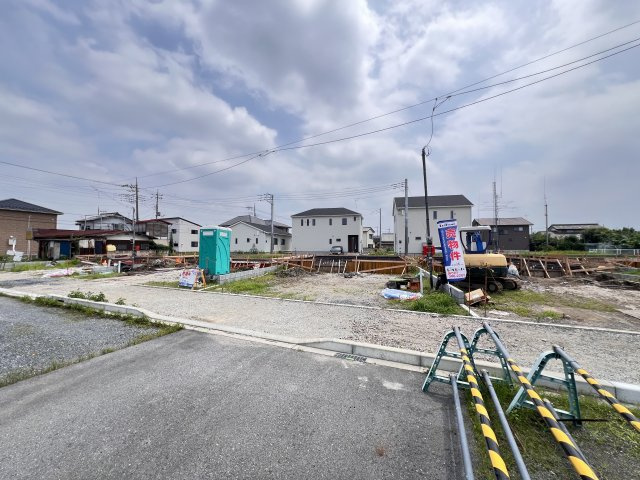 新築　藤岡市岡之郷第３　クレイドルガーデン　4号棟の前面道路含む現地写真|北側接道幅員約12.8ｍ
