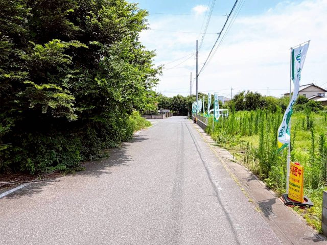 【前面道路含む現地写真】 | 【岡第16期　現地外観】
※令和８年７月時点