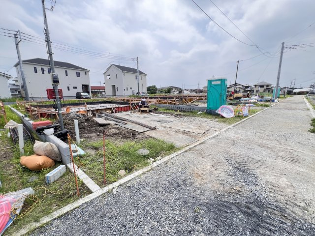 新築　藤岡市岡之郷第３　クレイドルガーデン　5号棟の駐車場|　駐車スペースは並列3台分可能です！
