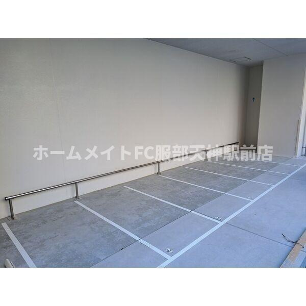 スプランディッド十三本町の駐車場