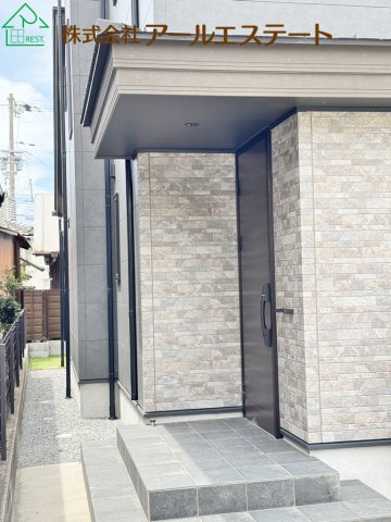 加古川市米田町平津　　　JR「宝殿駅」徒歩18分の玄関