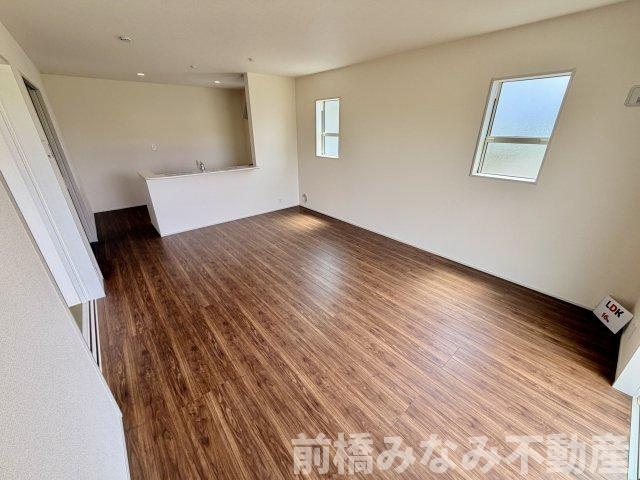【新築】前橋市樋越町第4　６号棟(全６棟)　リーブルガーデン　新築建売分譲の居間・リビング|ゆったりとした居間です