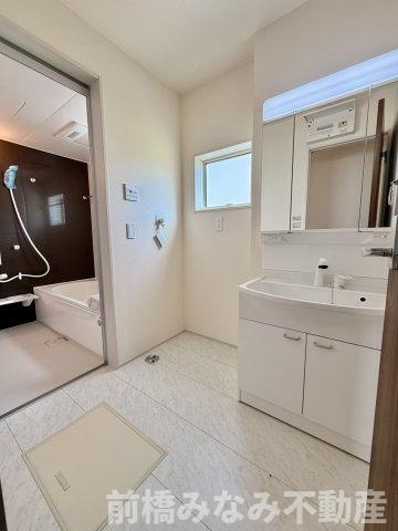 【新築】前橋市樋越町第4　６号棟(全６棟)　リーブルガーデン　新築建売分譲の独立洗面台|独立洗面台、小物を置くことができて便利です