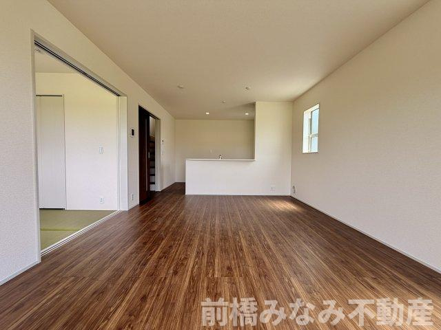 【新築】前橋市樋越町第4　６号棟(全６棟)　リーブルガーデン　新築建売分譲の居間・リビング|使いやすいリビングです