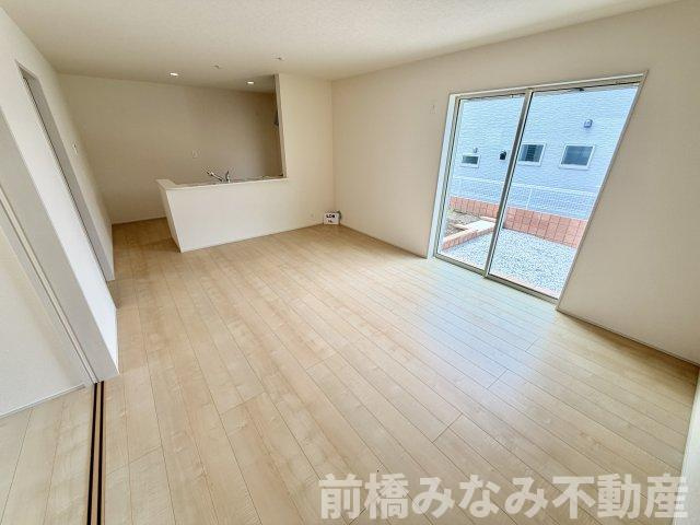 【新築】前橋市樋越町第4　５号棟(全６棟)　リーブルガーデン　新築建売分譲の居間・リビング|ゆったりとした居間です
