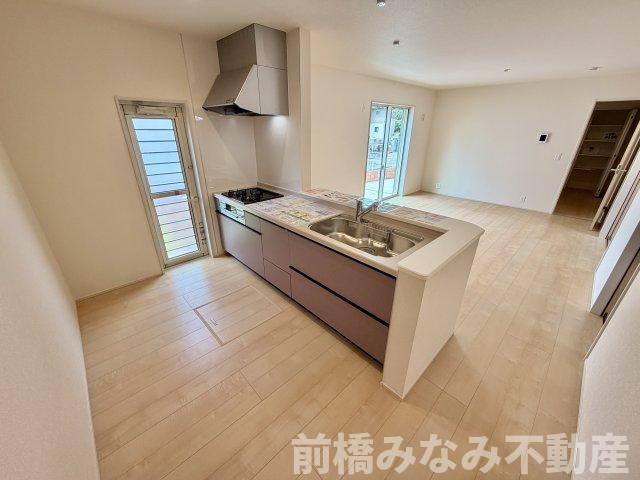 【新築】前橋市樋越町第4　５号棟(全６棟)　リーブルガーデン　新築建売分譲のキッチン|コンパクトなキッチンで掃除もラクラク