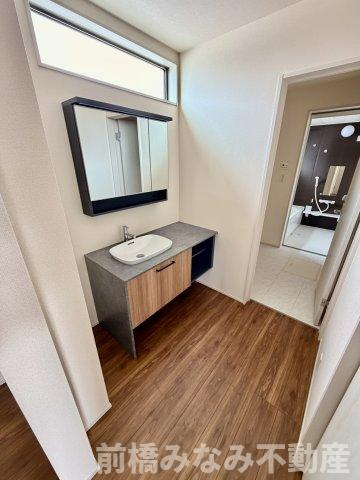 【新築】前橋市富士見町時沢第12　５号棟(全５棟)　リーブルガーデン　新築建売分譲の独立洗面台|独立洗面化粧台が付いています