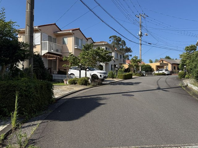 雄大な富士山を望む 利便性の良い伊東市吉田 みずき台の3LDKの前面道路含む現地写真|前面道路は約6.1mと広め