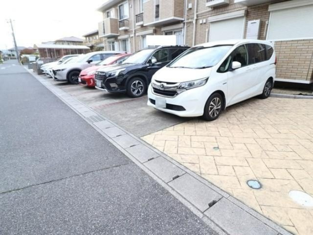 シャルマンおおたかの森の駐車場