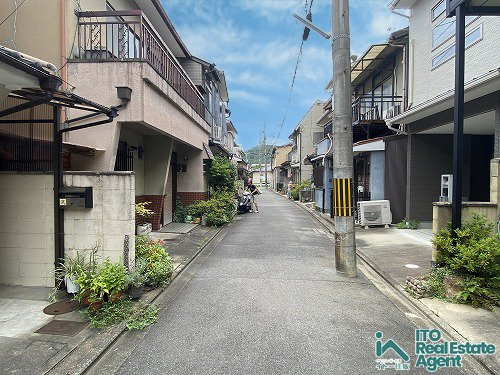 衣笠高橋町 中古戸建の前面道路含む現地写真