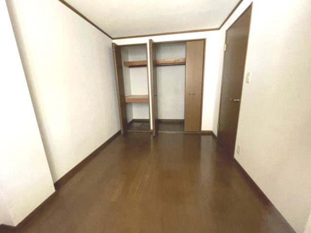 戸坂第一コーポラスの洋室|洋室①　クローゼットと物入のＷ収納を完備。用途に合わせて片付けることができます。物が多い方も安心です