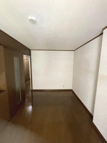 戸坂第一コーポラスの洋室|洋室②　開閉のデッドスペースが少なく、周囲に家具を置くことができる引き戸で空間を有効的に活用できます