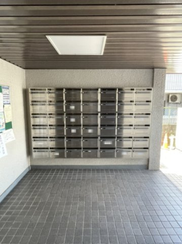 戸坂第一コーポラスのその他共用部分|郵便受けスペースもきれいに整えられています。エレベーター付きのマンションです。