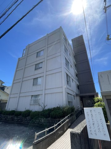 戸坂第一コーポラスの外観|両面道路に面したマンションです。おでかけのアクセス良好です。