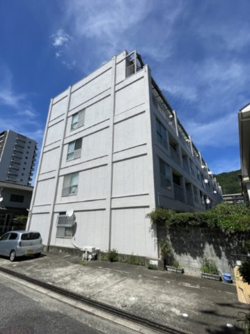 戸坂第一コーポラスの外観|西側前面道路は行きどまりになっています。大通り沿いではないため静かな住環境を保てます。