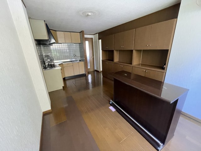 戸坂第一コーポラスのキッチン|※画像中央カウンターはキッチン側に移動可能。収納力がある造作家具で空間の余白を確保できます！