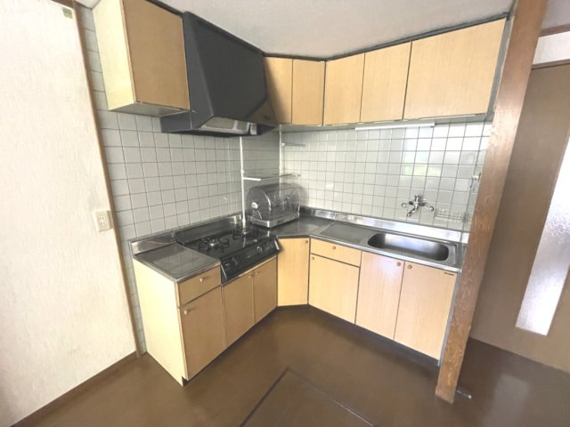 戸坂第一コーポラスのキッチン|吊り棚付きでキッチンワークのしやすいＬ字型。据え置きガスコンロのため、お好みのコンロを設置できます！