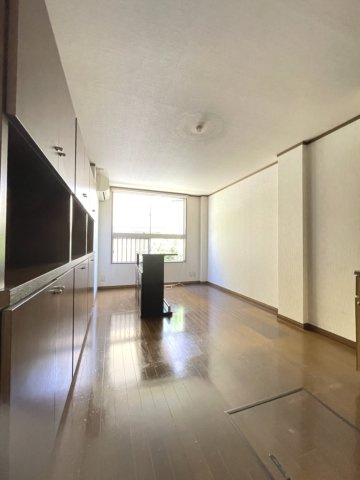 戸坂第一コーポラスの居間・リビング|※画像中央カウンターはキッチン側に移動可能。壁にぴったりと家具を沿わせて配置できる縦長のリビングです