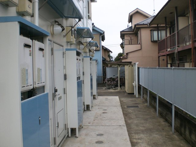 レオパレスアゼリアのその他|屋根付き駐輪場あり