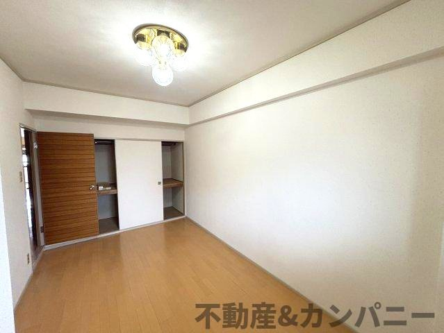 シャンボール喜与町の洋室|照明がオシャレな洋室です