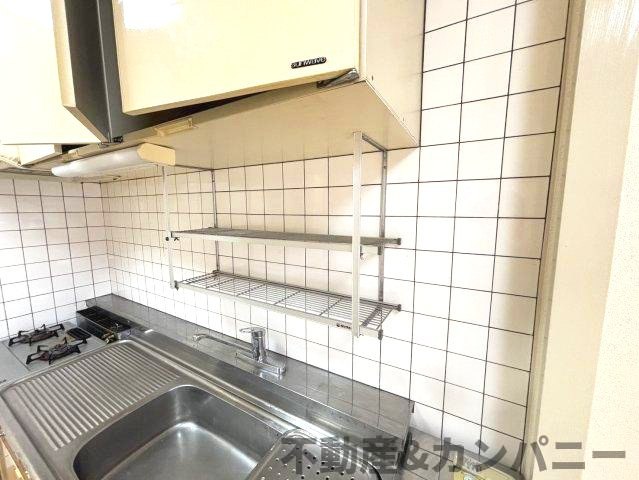 シャンボール喜与町のキッチン|ちょっとしたものをおけるスペースがあります