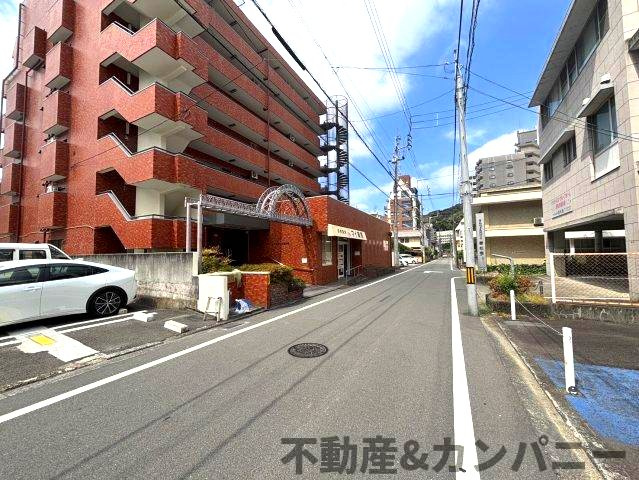 シャンボール喜与町の周辺|前面を含む道路です