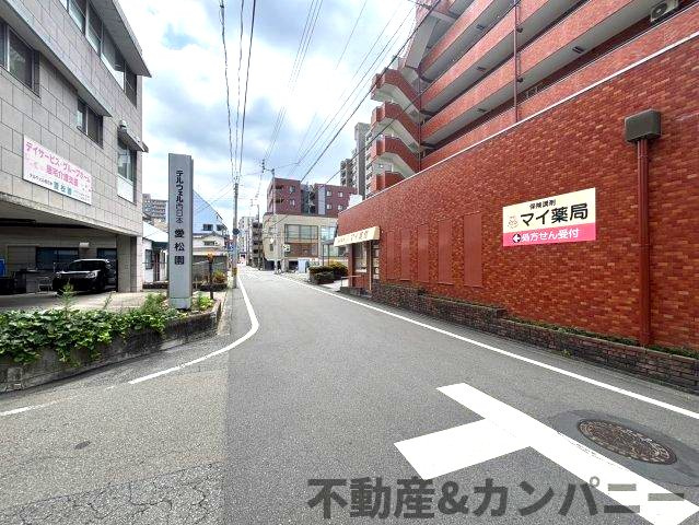 シャンボール喜与町の周辺|前面を含む道路です