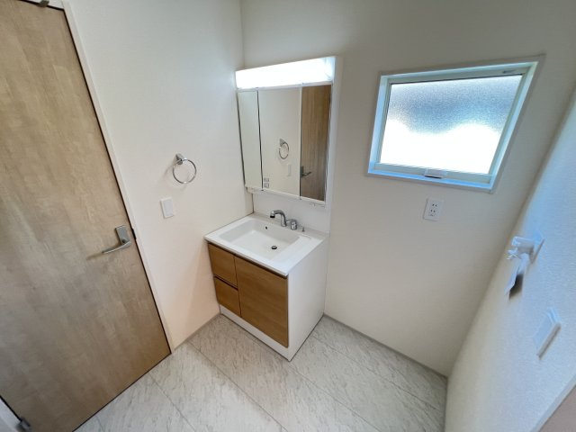 新築　安中市松井田町二軒在家　Livele Garden.S　１号棟の独立洗面台|　シャワー付きの洗面台は忙しい朝でも身支度を整えるのにとても便利◎							

