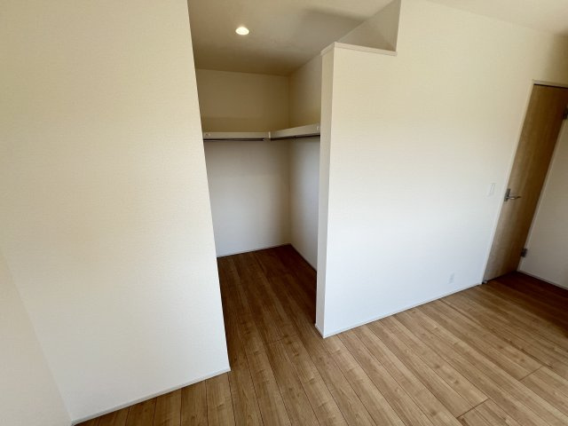 新築　安中市松井田町二軒在家　Livele Garden.S　１号棟の収納|　主寝室の大型のウォークインクローゼットは収納ラクラク、お部屋スッキリ♪							
