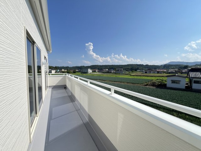 新築　安中市松井田町二軒在家　Livele Garden.S　１号棟のバルコニー|　日当たりの良い広々バルコニー！どのお部屋からも行き来できます。							
