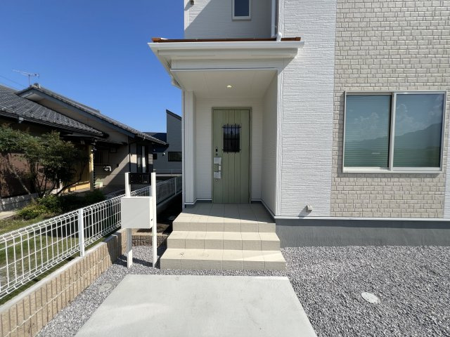 新築　安中市松井田町二軒在家　Livele Garden.S　１号棟の玄関|　ポストと一体型のTVモニターホンでセキュリティ安心！
