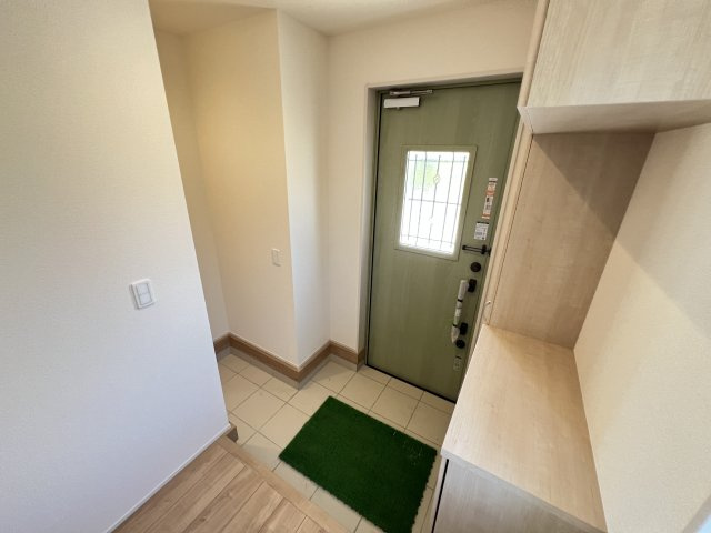 新築　安中市松井田町二軒在家　Livele Garden.S　１号棟の玄関|　シューズインクロークと下駄箱があり、かなりの収納量が期待できます！							
