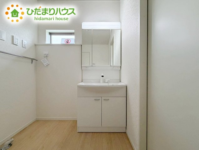いわき市小名浜第10　新築戸建　2号棟の独立洗面台|ゆったりとした洗面所には物入れを完備！タオルや洗剤をしまえます(^^)/