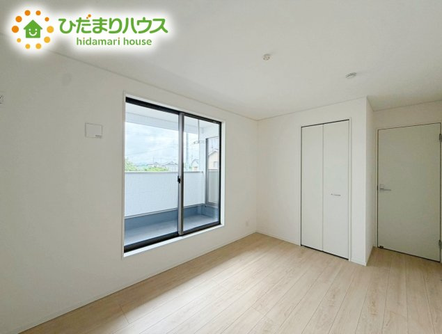 いわき市小名浜第10　新築戸建　2号棟の寝室|主寝室は広々していて安らげる空間に。大きな窓から光が差し込み、朝の目覚めも良さそう♪