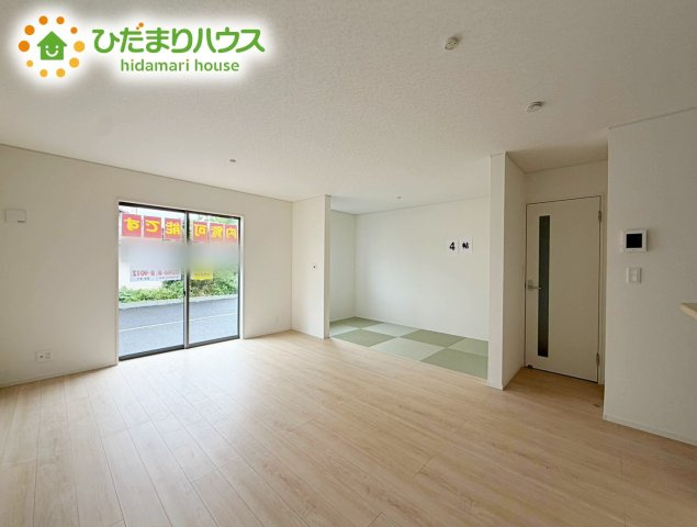 いわき市小名浜第10　新築戸建　2号棟の居間・リビング|新しい住まいに集う家族の温かさと陽光の暖かさ、楽しい毎日と明るい未来を予感させる「空間が織り成すひとつ先の住み心地」を演出します。