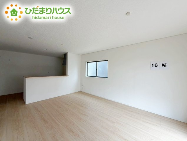 いわき市小名浜第10　新築戸建　2号棟の居間・リビング|リビングの大きい窓からの光が入って開放的なレイアウト。明るい色の床なのでどんな家具にもマッチします☆彡