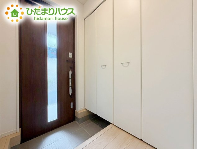 いわき市小名浜第10　新築戸建　3号棟の玄関|天井までの高さがあるタップリ玄関収納、姿見・小引き出し付きなのも便利