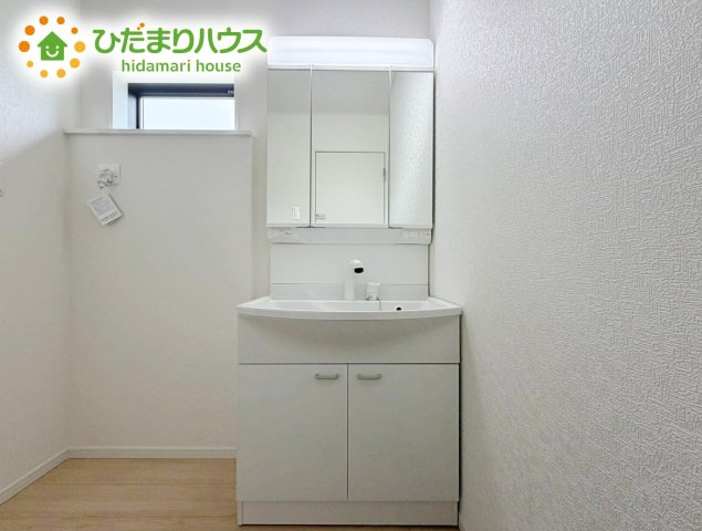いわき市小名浜第10　新築戸建　3号棟の独立洗面台|三面鏡裏収納には化粧品や洗面用品類をすっきり整理できます(#^^#)