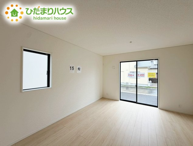 いわき市小名浜第10　新築戸建　3号棟の居間・リビング|南側にお庭があり、明るく開放感のあるリビング。
昼間は、電気いらずでエコ+節約にもなります。