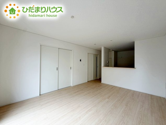 いわき市小名浜第10　新築戸建　3号棟の居間・リビング|リビングの窓からはあたたかな日差しが差し込みます(*'▽')