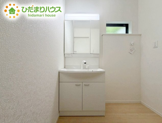 いわき市小名浜第10　新築戸建　4号棟の独立洗面台|ゆったりとした洗面所には物入れを完備！タオルや洗剤をしまえます(^^)/