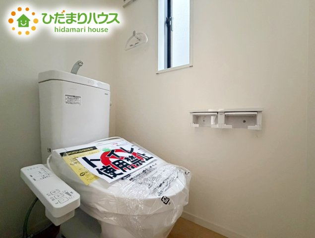 いわき市小名浜第10　新築戸建　4号棟のトイレ|温水洗浄便座なら、年中温かいので、安心して座ることができます。さらに、身体が冷えることもないため、便座カバーを付ける必要もありません。