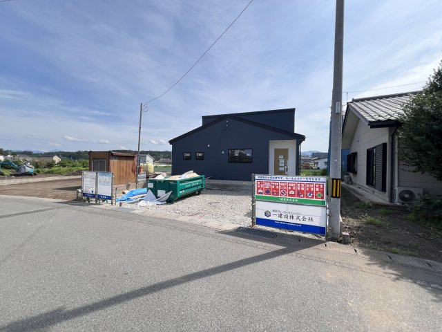 新築　安中市松井田町二軒在家　Livele Garden.S　2号棟の前面道路含む現地写真|　北側接道幅員約5.6ｍ