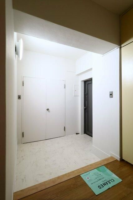 東光苑マンションの玄関