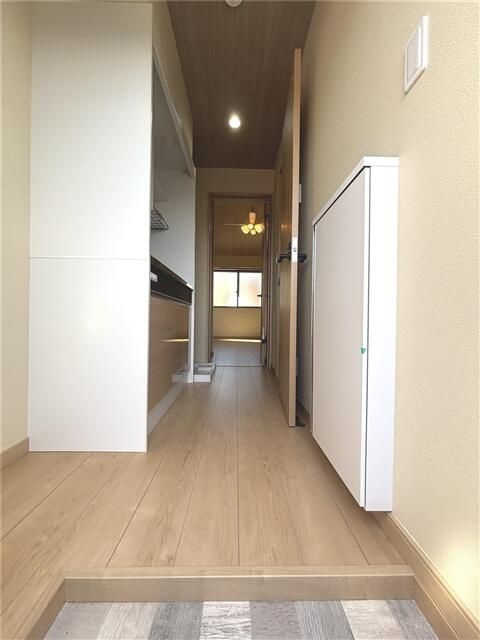 座間市入谷東４丁目のアパートの玄関