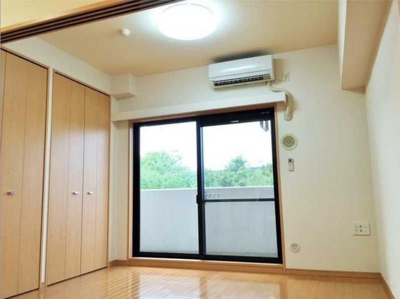 アールケープラザ新横浜Ⅱの居間・リビング|キレイなフローリングのお部屋です。